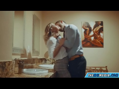 ❤️ عندما تغريك شقراء مفلس في مرحاض عام ❌❤